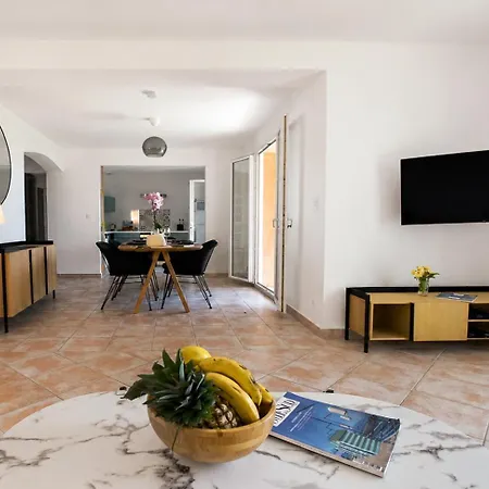 Bellevue, Magnifique Vue Mer! Piscine Chauffée, à10 Mns De La Et Du Centre! *