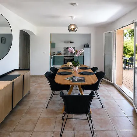 Villa Bellevue, Magnifique Vue Mer! Piscine Chauffée, à10 Mns De La Et Du Centre!